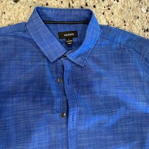 Men’s short sleeve shirt.